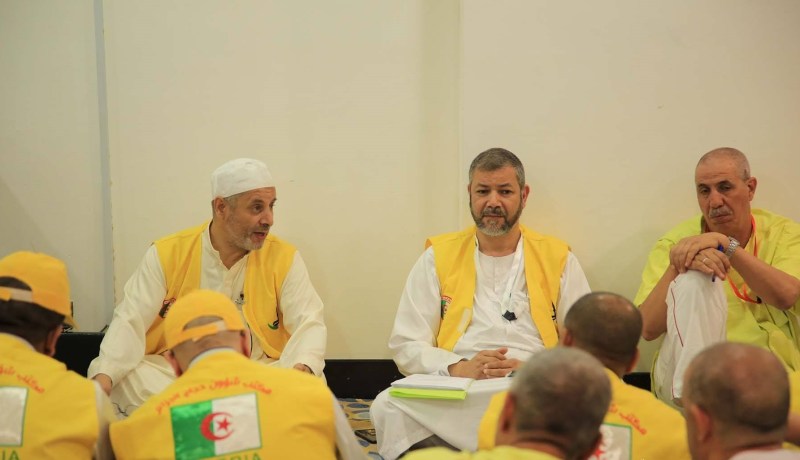 بالصور.. محمد الشيخ يجتمع مع أعضاء البعثة الجزائرية للحج