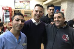 بالصور.. سفير المملكة البريطانية بالجزائر يقصد مطعم وسط العاصمة لأكل الطعام الشعبي