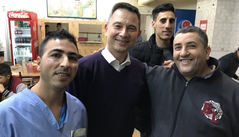 بالصور.. سفير المملكة البريطانية بالجزائر يقصد مطعم وسط العاصمة لأكل الطعام الشعبي