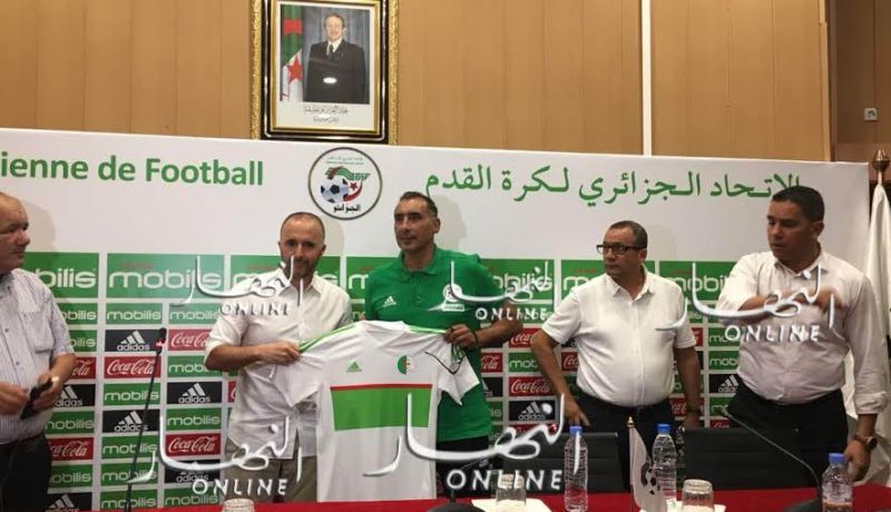 بالصور..الفاف تهدي قميص المنتخب لجمال بلماضي