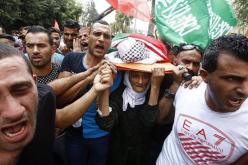 بالصور .. فلسطينية تحمل نعش ابنها الشهيد بعد أن حرمها الاحتلال من لقاءه 14 عاما