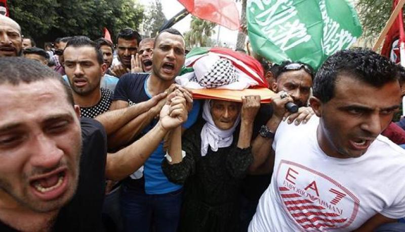 بالصور .. فلسطينية تحمل نعش ابنها الشهيد بعد أن حرمها الاحتلال من لقاءه 14 عاما