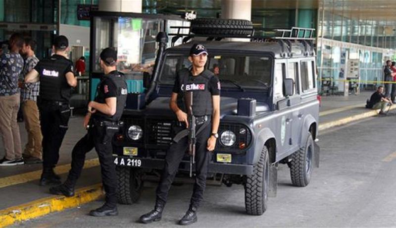 تركيا تعتقل اثنين من كبار المسؤولين المحليين