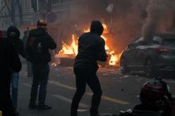 باريس على صفيح ساخن..أعمال شغب عنيفة وإشتباكات بين المتظاهرين والشرطة
