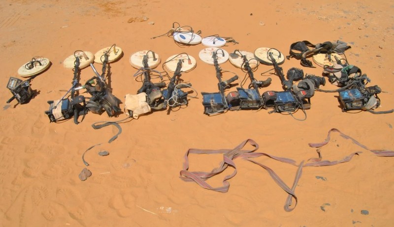 بالصور توقيف 9 مهربين من جنسيات مختلفة وحجز سيارة رباعية الدفع