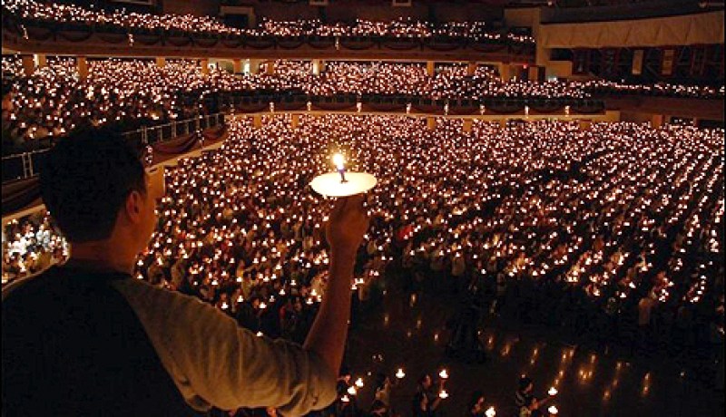 مسلمون يرشقون مسيحيين بالبيض الفاسد كانوا يريدون الاحتفال بالميلاد في اندونيسيا