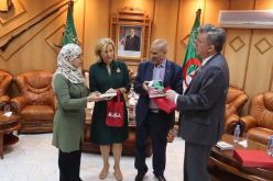 بالفيديو ..السفير الأمريكي “ما يراطيش”