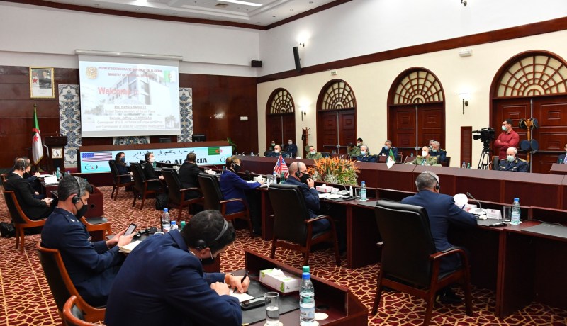 الأمين العام لوزارة الدفاع يبحث التعاون العسكري مع الوفد الأمريكي