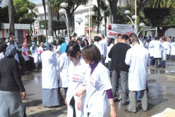 ممارسو الصحة العمومية يواصلون اضرابهم