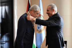 بالصور.. الرئيس الفلسطيني محمود عباس يقلّد السفير الجزائري نذير العرباوي وسام نجمة القدس