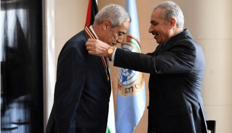 بالصور.. الرئيس الفلسطيني محمود عباس يقلّد السفير الجزائري نذير العرباوي وسام نجمة القدس