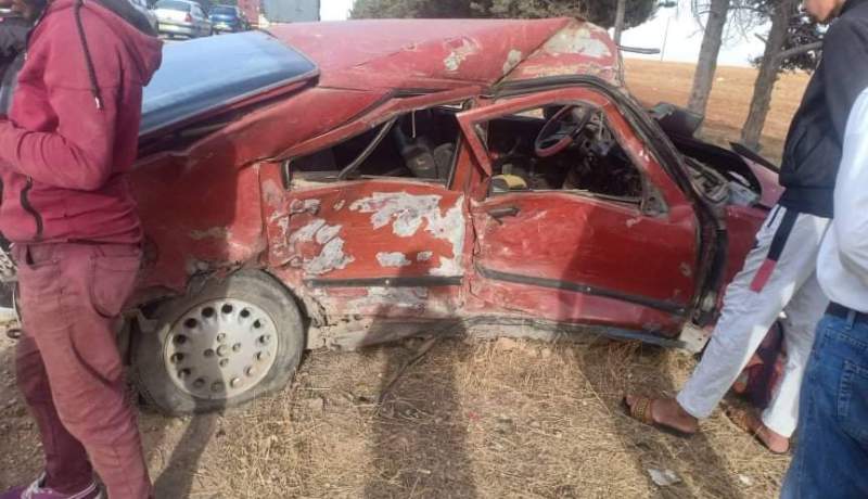 وفاة أم وطفلها وجرح 3 آخرين أثر اصطدام سيارتين بتيارت (صور)