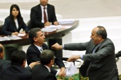 بالفيديو.. معركة في البرلمان التركي على خلفية تعديل الدستور