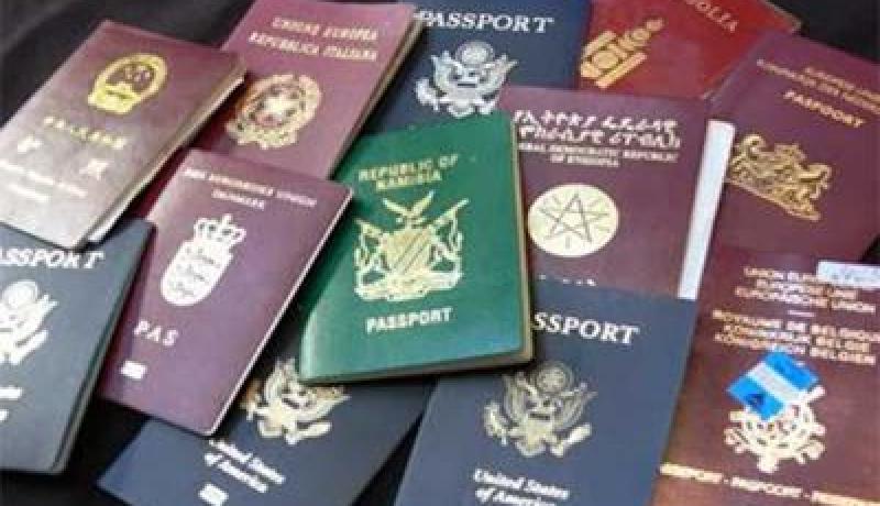 بالفيديو..  تعرف على سبب وجود جوازات السفر بأربعة ألوان فقط