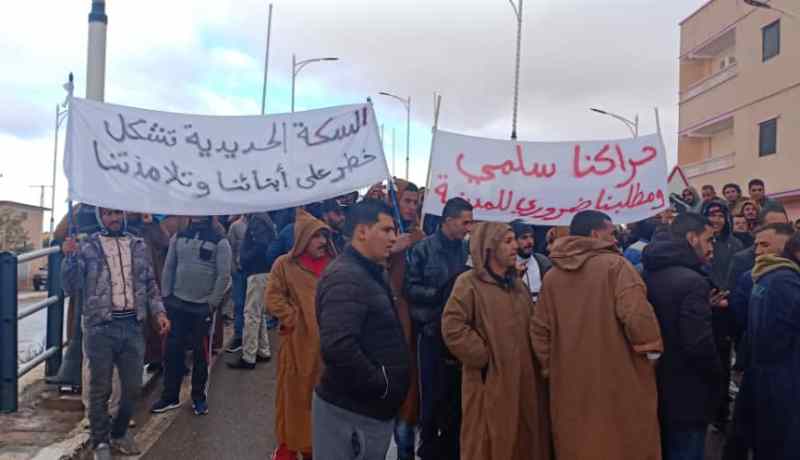 شباب بلدية النعامة يحتجون لتغيير مسار السكة الحديدية خارج النسيج العمراني