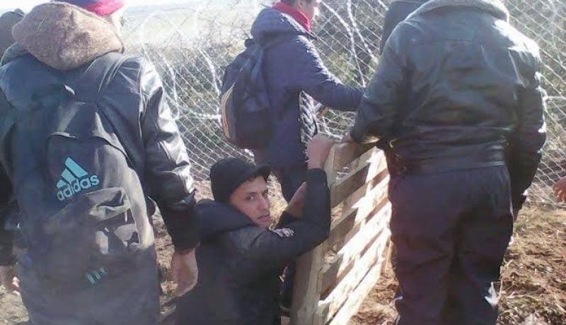 بالصور معاناة رواد قوارب الموت عالقين في أدغال اليونان