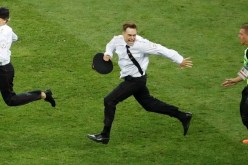 بالصور.. إقتحام ملعب نهائي مونديال روسيا بلباس الأمن !!