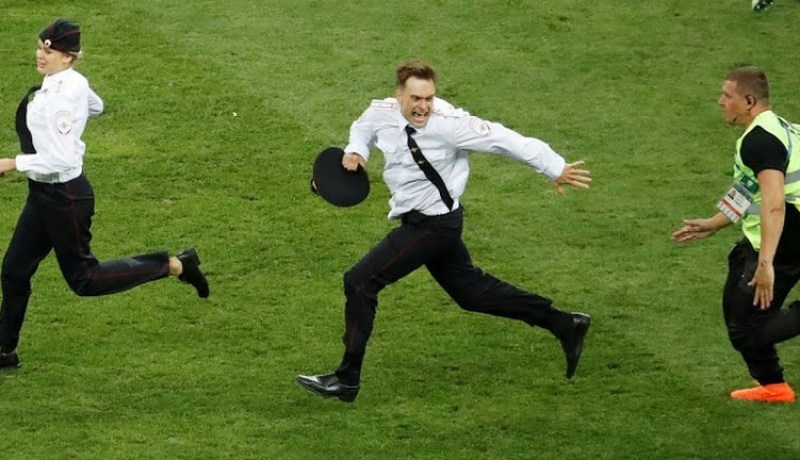 بالصور.. إقتحام ملعب نهائي مونديال روسيا بلباس الأمن !!