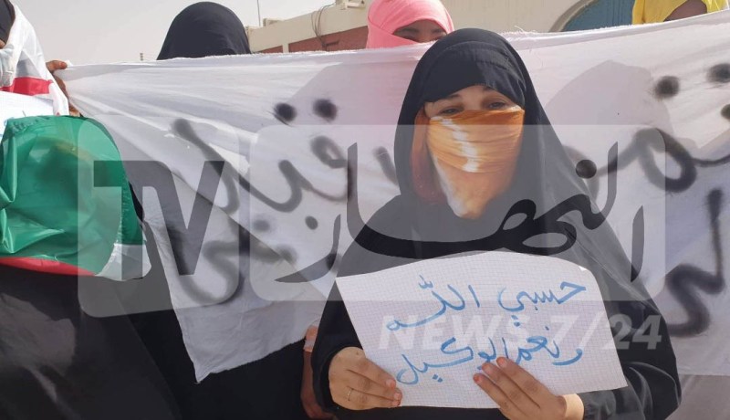 بالصور.. نساء برج باجي مختار يتظاهرن في الشوارع لإعلان “وفاة” التنمية المحلية والصحة