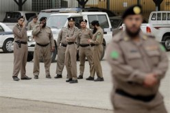 شرطيين سعوديين يتحرشان بمعتمرين إيرانيين في مطار جدة