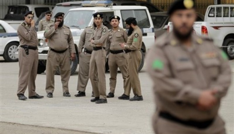 شرطيين سعوديين يتحرشان بمعتمرين إيرانيين في مطار جدة