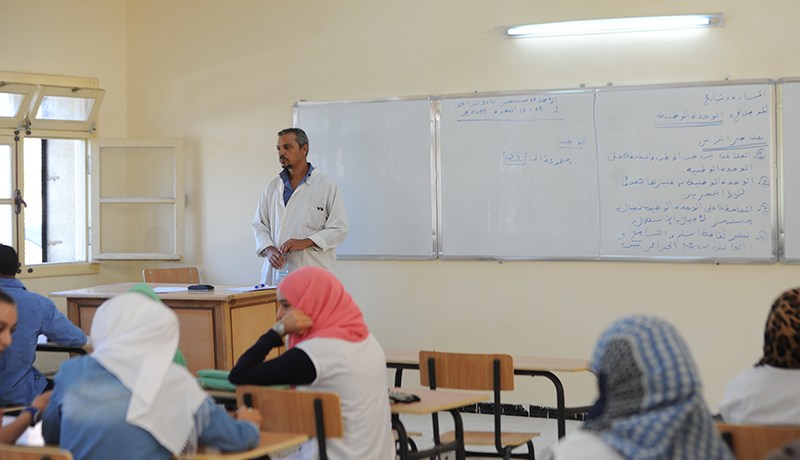 موظفو المصالح الاقتصادية لا منحة مدرسية ولا كتبا ولا هم يحزنون