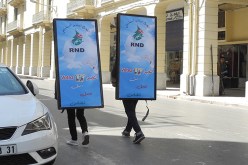 كراء ظهور البطالين لحمل اللاّفتات وقهاويكم خالصين