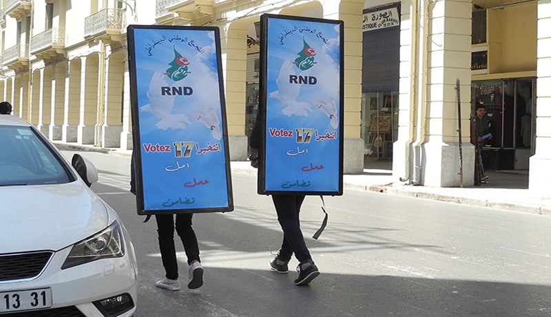 كراء ظهور البطالين لحمل اللاّفتات وقهاويكم خالصين