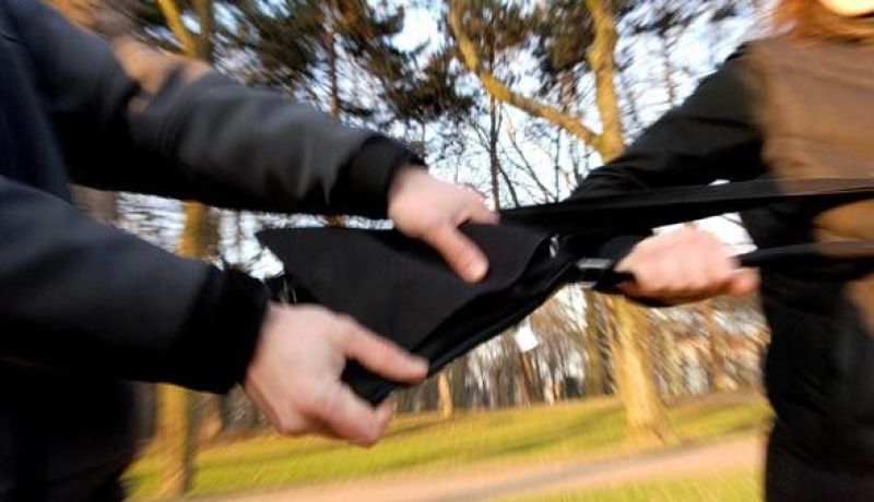 امرأة حامل تتعرض لسرقة مجوهراتها ثم يُسجل مولودها الذكر باسم أنثى في عيادة خاصة بخنشلة