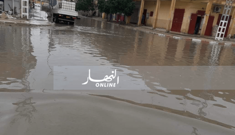 بالصور.. سيول الأمطار تشل حركة المرور بمدينة المغير في الوادي