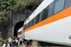 عشرات القتلى في انحراف قطار عن السكة في تايوان