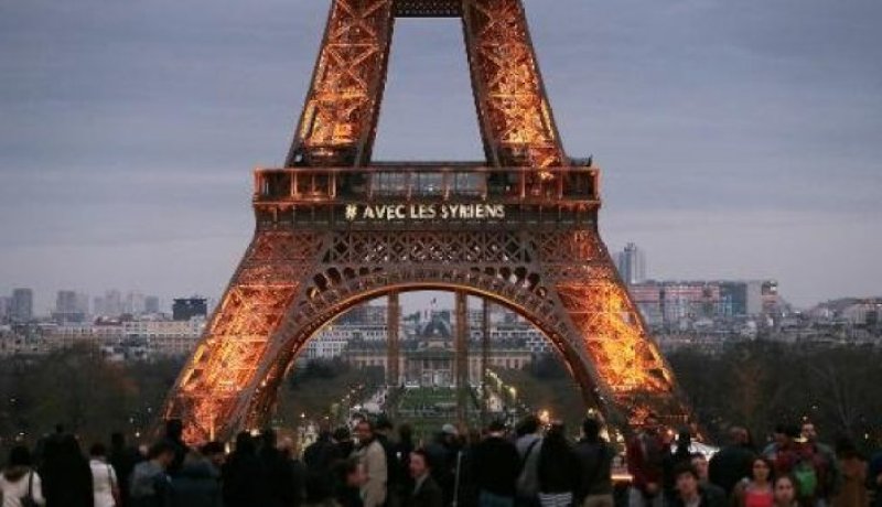 إضاءة “برج إيفل” تضامنا مع الشعب السوري