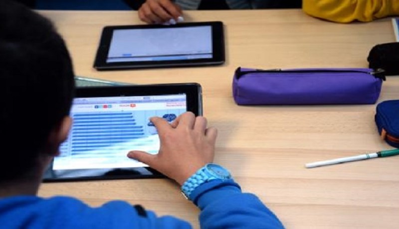 رئيس الجمهورية يدعو إلى تعميم استعمال اللوحات الرقمية في قطاع التربية