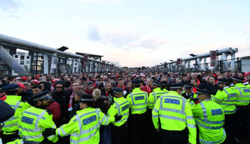 بالصور… أحداث شغب تتسبب في تأخير انطلاق لقاء أرسنال وكولن الألماني