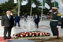 رئيس الدولة بن صالح يترحم على أرواح الشهداء بمقام الشهيد