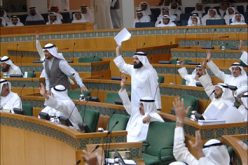 غالبية النواب الكويتيين يقاطعون جلسة البرلمان وسط احتدام الأزمة السياسية
