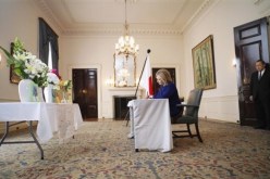 كلينتون: مقربون من القذافي يتصلون بحلفاء ليبيا لايجاد مخرج للازمة