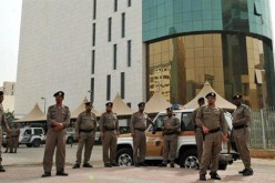 بالفيديو..إصابة رجل أمن في هجوم على مركز شرطة بالسعودية