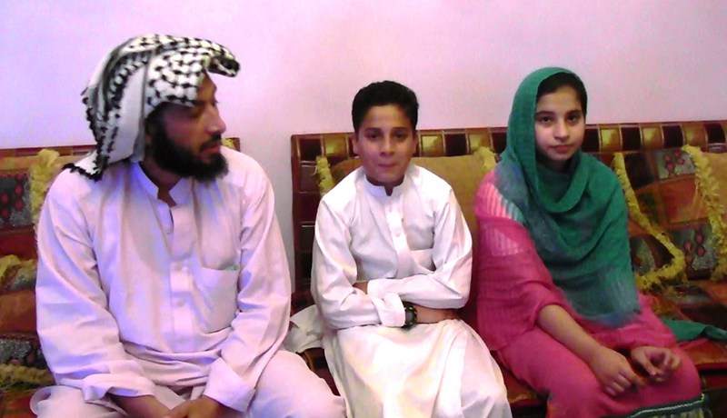 معتقل سابق في غوانتنامو يلتقي بأولاده وزوجته الباكستانية في بشار بعد 12 سنة