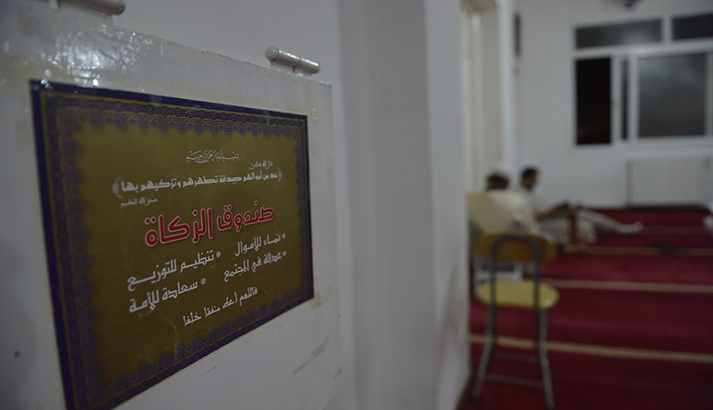 إعفاء الأئمة من جمع الزكاة داخل المساجد
