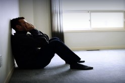 رأيت زوجتي “التقية” تلفّ سيجارة “حشيش” بإتقان لتكيّف رأسها