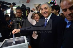 بن فليس يؤدي واجبه الانتخابي في حيدرة بالعاصمة