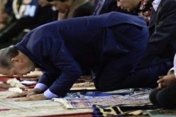 بالفيديو…أردوغان يفقد الوعي أثناء صلاة العيد