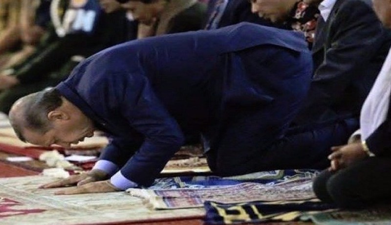 بالفيديو…أردوغان يفقد الوعي أثناء صلاة العيد