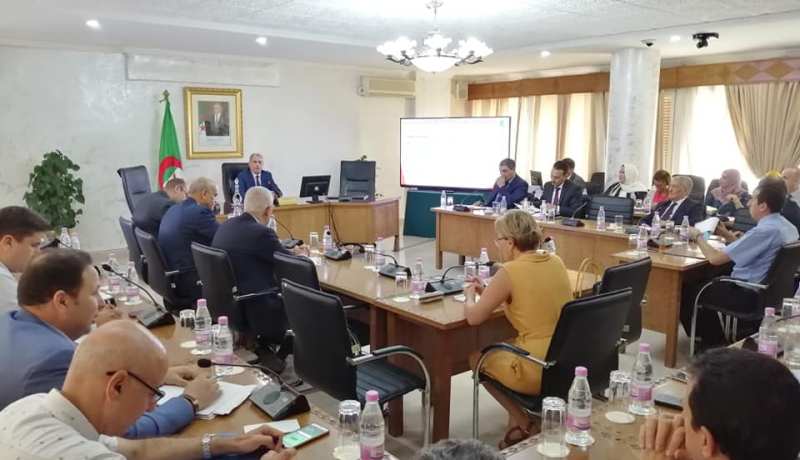 بالصور.. الأمين العام لوزارة الداخلية يعقد إجتماعا مع إطارات الوزارة