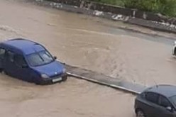 بالفيديو والصور .. الأمطار تغرق بجاية