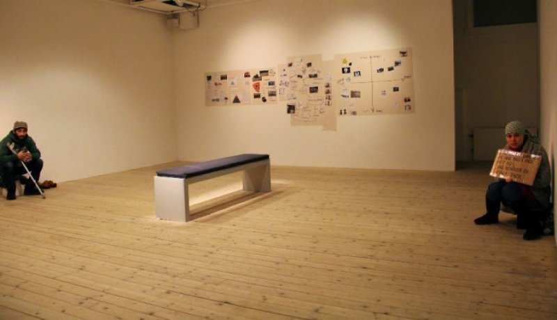 غجر يعرضون كلوحات حية في متحف بالسويد