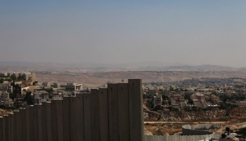 الاحتلال الإسرائيلي يقرر استئناف بناء جدار الفصل العنصري في منطقة القدس المحتلة