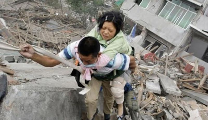 أكثر من 130 شخصا عالقون تحت أنقاض بناية بعد زلزال تايوان