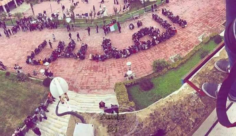 صورة مؤثرة.. طلبة جامعة البوني في عنابة يتضامنون مع الفلسطينيين